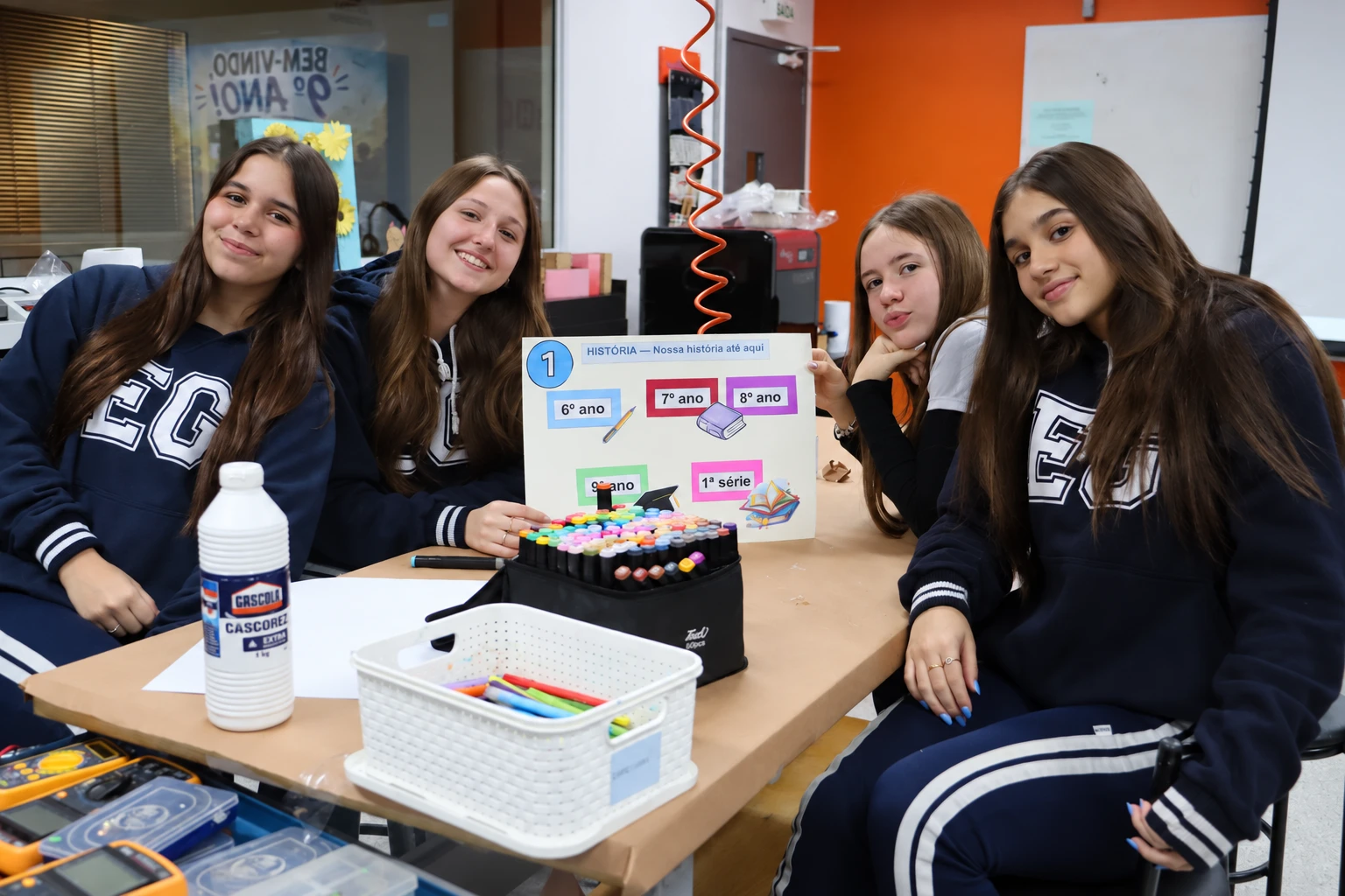 Atividade em grupo no Ensino Fundamental do Colégio Eduardo Gomes